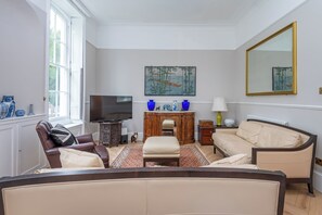 Living area - Elegant 2BDR Flat with Garden Access Putney (Greater London)