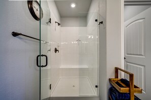 Shower, hair dryer, towels - Updated 5BR Home | Perfect for Families & Groups (Colorado Springs)