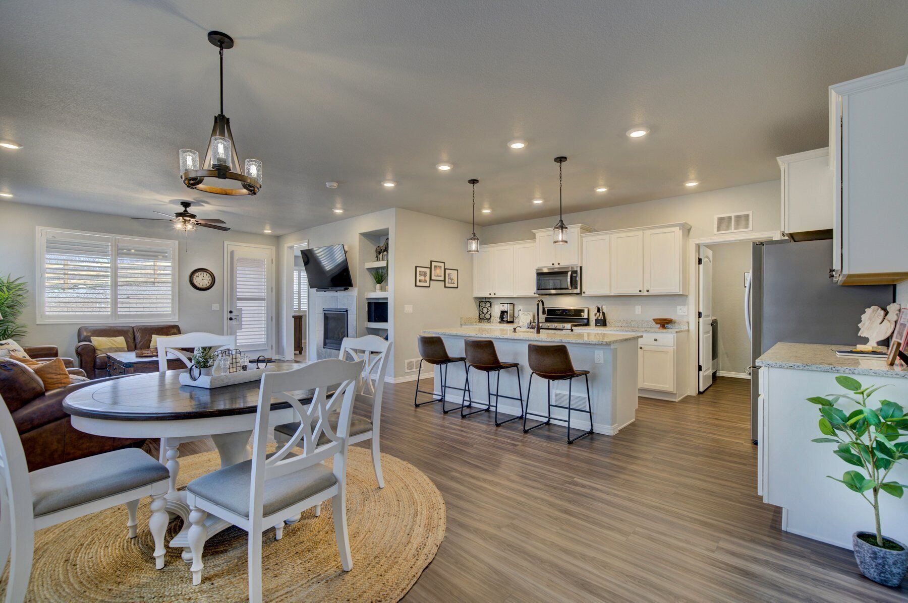 Frigorífic, microones, forn i placa de cuina 