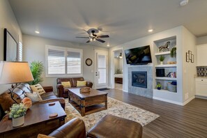 Smart TV, fireplace - Updated 5BR Home | Perfect for Families & Groups (Colorado Springs)