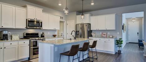 Kylskåp, mikrovågsugn, ugn och spishäll