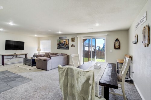 The Cozy Oak | Modern Basement Apartment