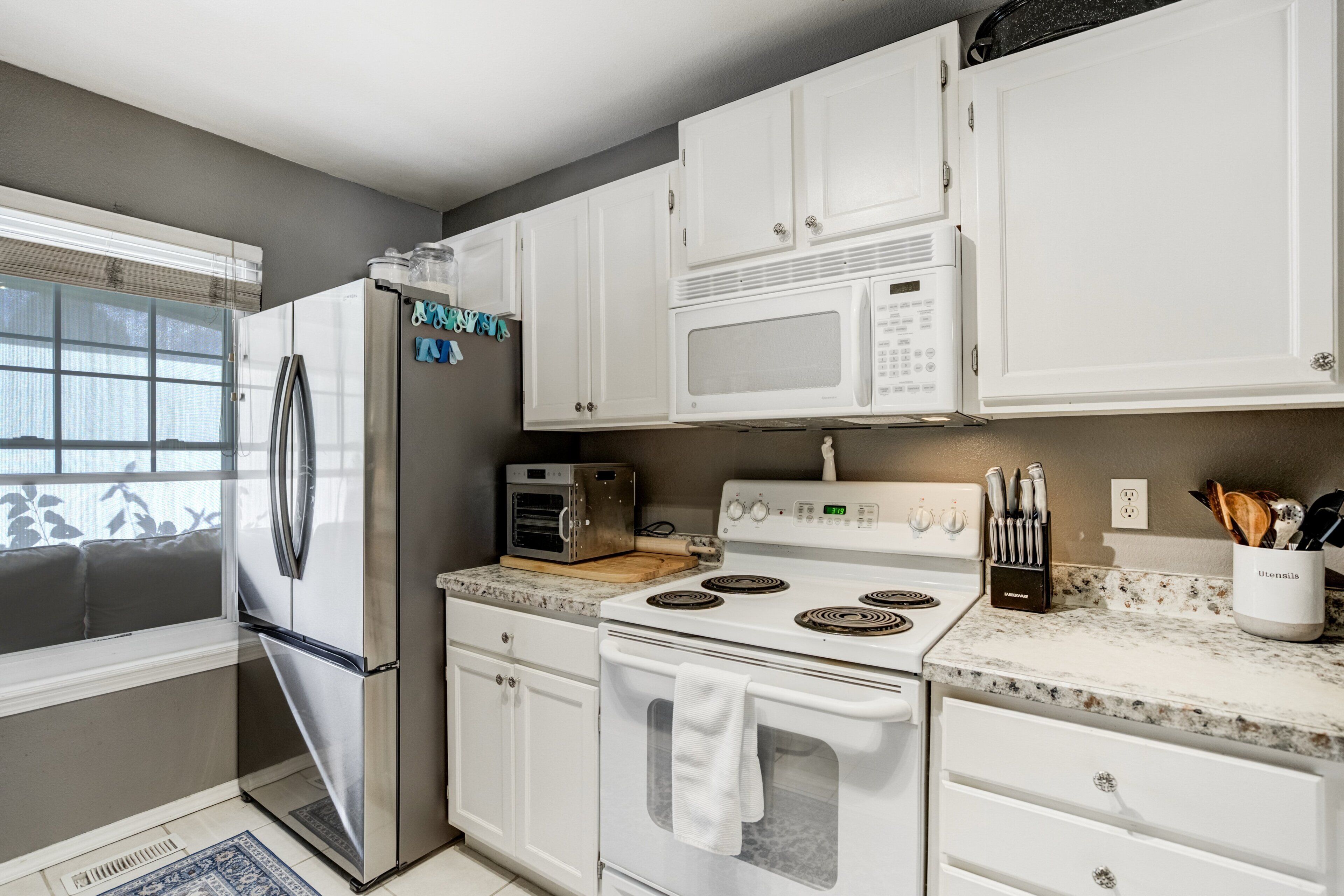 Kjøleskap, mikrobølgeovn, ovn og kokeplater