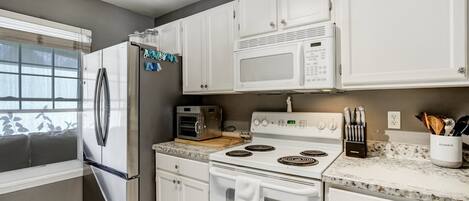 Frigorífico, microondas, horno y placa de cocina