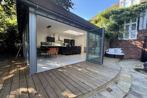 Outdoor dining - Pet Friendly Family home in Horsham (Horsham)