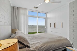 4 bedrooms, desk, WiFi, bed sheets - Riverside Retreat - Waterfront - Hindmarsh Island (Hindmarsh Island)