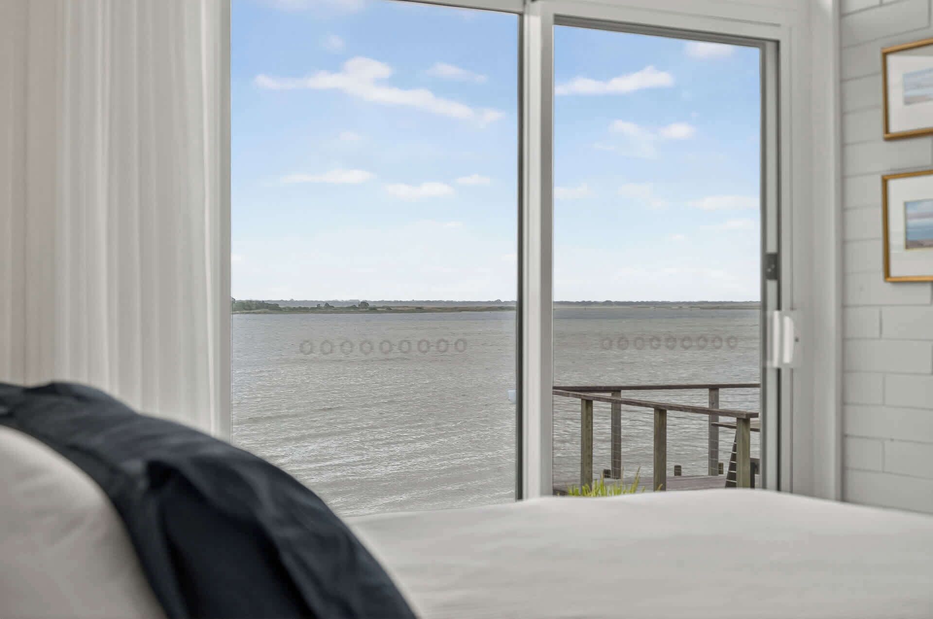 4 bedrooms, desk, WiFi, bed sheets