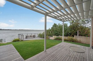 Outdoor dining - Riverside Retreat - Waterfront - Hindmarsh Island (Hindmarsh Island)