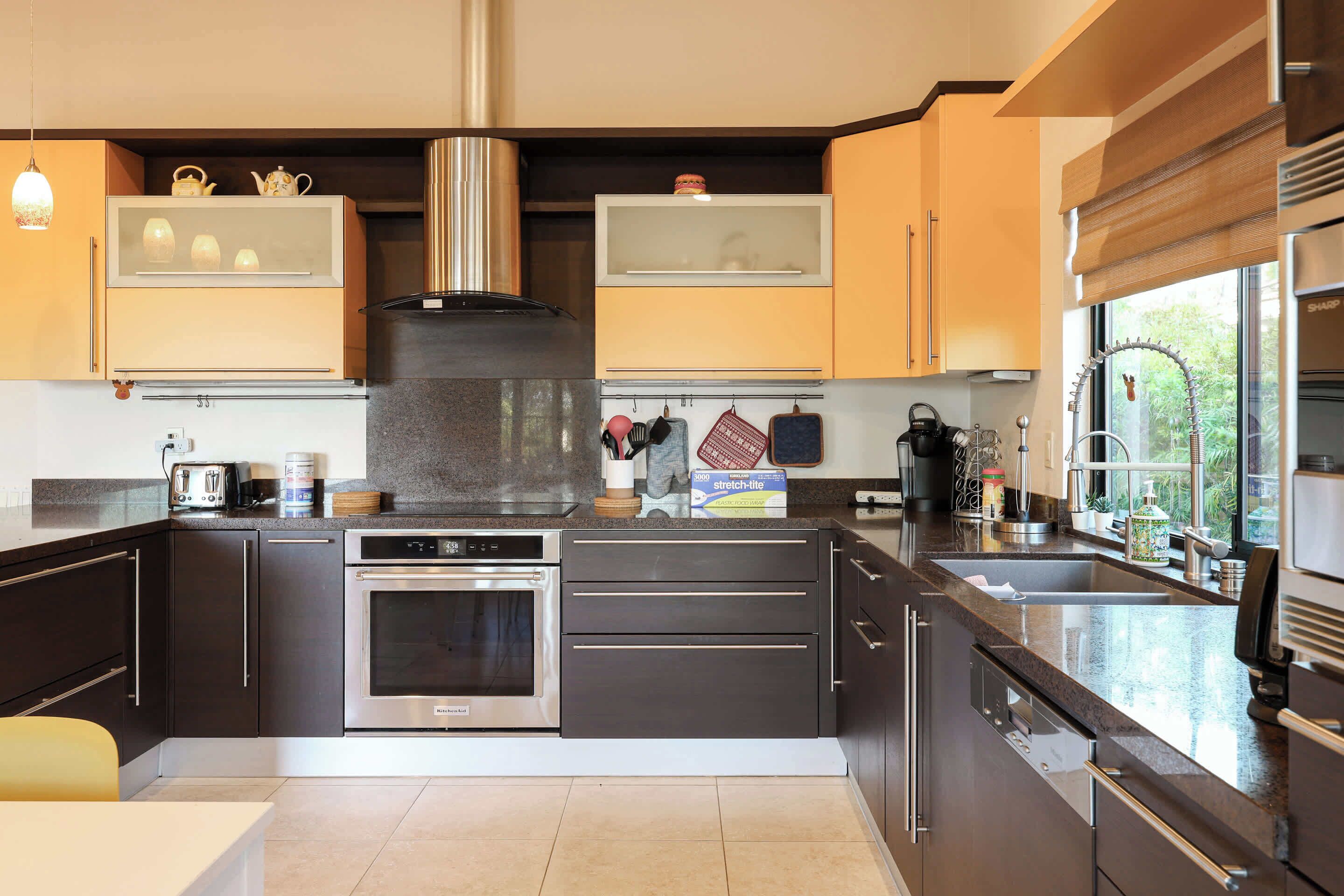 Jääkaappi, mikroaaltouuni, uuni, liesi