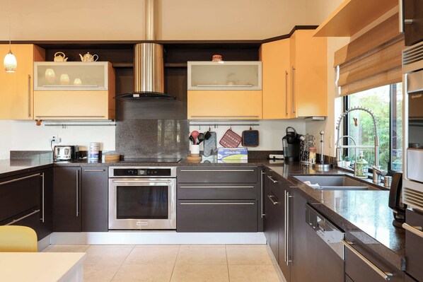 冰箱、微波炉、烤箱、炉灶