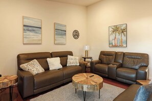 Fernseher, Videospiele, DVD-Player, Bücher