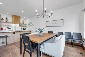 Dining - Cozy Mountain Retreat in Frisco – Walk to Lake, Trails and Main St (Frisco)