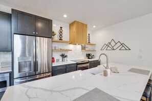 Fridge, microwave, oven, stovetop - Cozy Mountain Retreat in Frisco – Walk to Lake, Trails and Main St (Frisco)