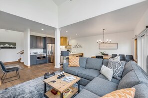 TV, fireplace - Cozy Mountain Retreat in Frisco – Walk to Lake, Trails and Main St (Frisco)