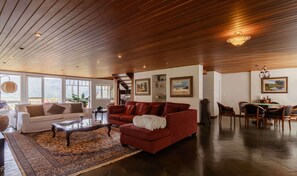 TV, fireplace - Casa em Campos do Jordão com Hidromassagem e Vista (Campos do Jordão)