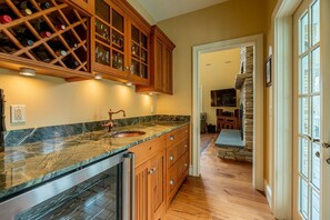 المنشأة من الداخل