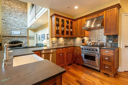 Hidden Gem with Sprawling Views in Manchester VT - Spacious 5 Bedroom House!