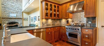 Hidden Gem with Sprawling Views in Manchester VT - Spacious 5 Bedroom House!