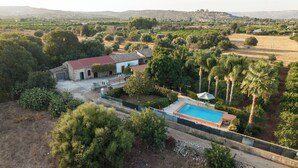 A villa with a swimming pool, surrounded by trees and fields. - Monasteri Rural Holiday Home (Sicilia)