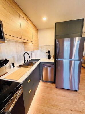 Jääkaappi, mikroaaltouuni, uuni, liesi