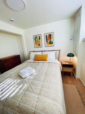 واي فاي مجانًا وملاءات أسرّة