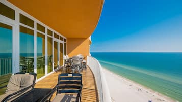 Condo, 4 habitaciones | Restaurante al aire libre