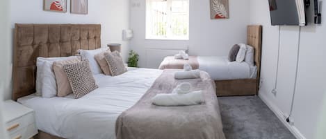 4 bedrooms, iron/ironing board, WiFi, bed sheets