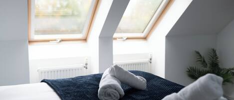 4 bedrooms, iron/ironing board, WiFi, bed sheets