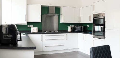 Leicester LE3 Area • Free Parking • Sleeps 9