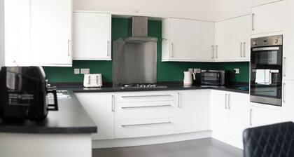 Leicester LE3 Area âą Free Parking âą Sleeps 9