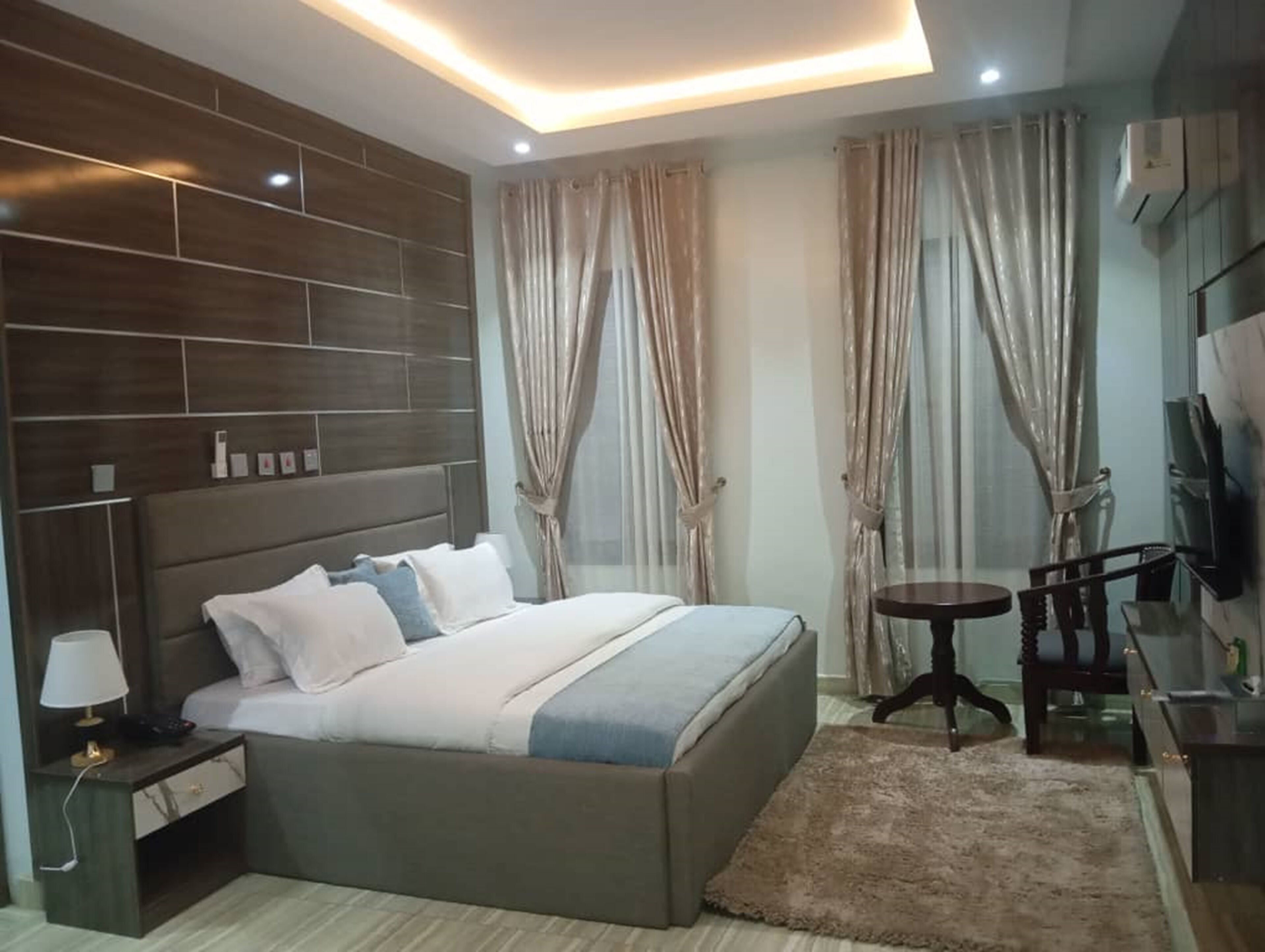 書桌、免費 Wi-Fi