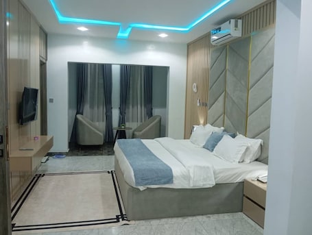 Desk, free WiFi. Walijam Bloom Luxury Suites