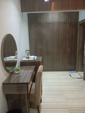 Desk, free WiFi - Walijam Bloom Luxury Suites (Kaduna)