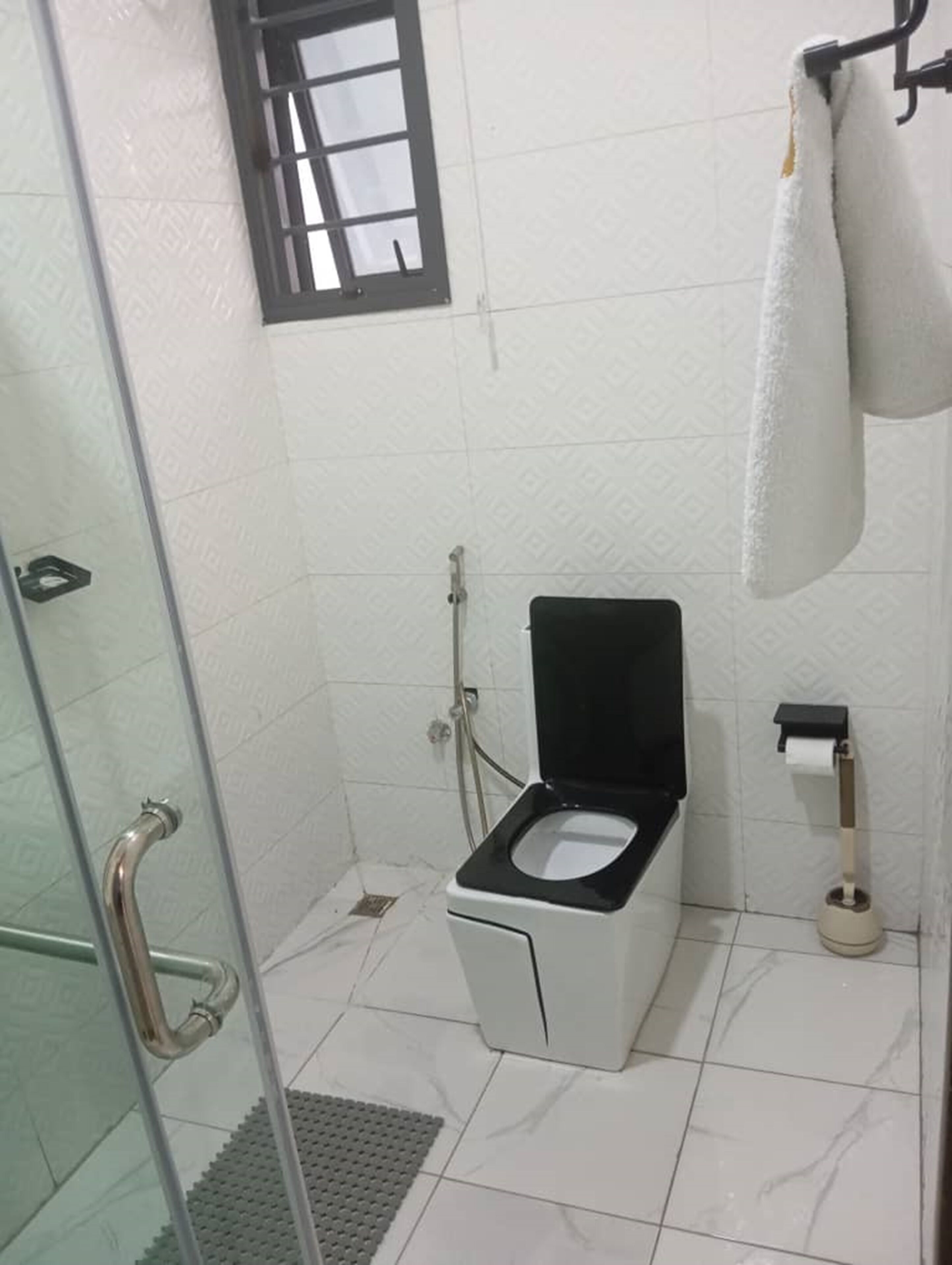 Exclusive Suite | Bathroom | Shower, slippers, towels, soap