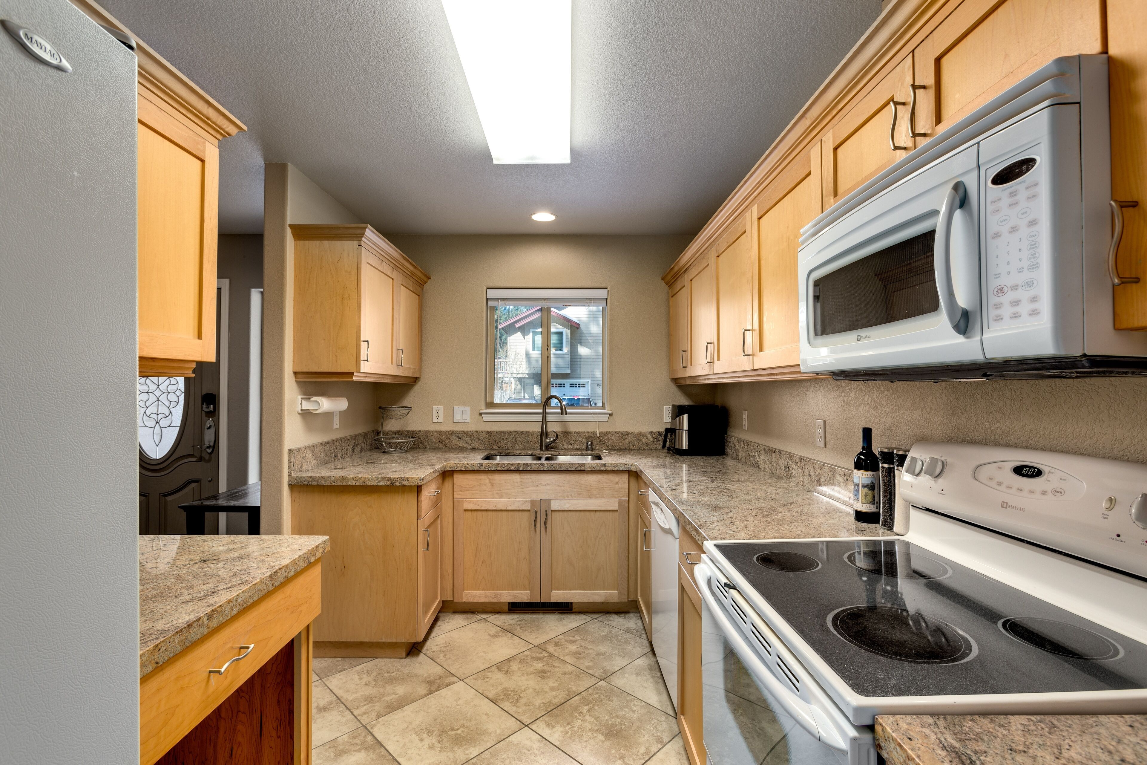 Townhome, 3 Bedrooms | Private kitchen | Fridge, oven, coffee/tea maker, toaster