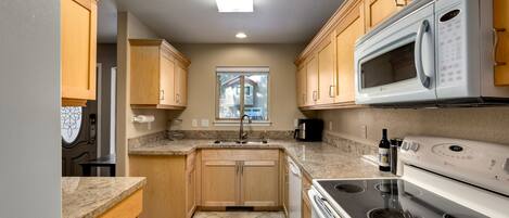 Townhome, 3 Bedrooms | Private kitchen | Fridge, oven, coffee/tea maker, toaster