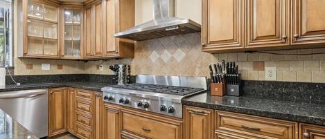 Villa, 5 Bedrooms | Private kitchen | Fridge, oven