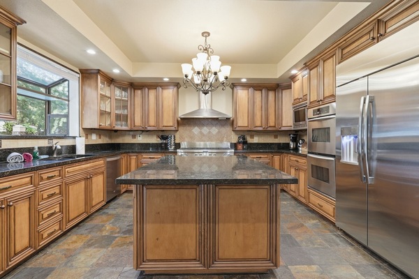 Villa, 5 Bedrooms | Private kitchen | Fridge, oven