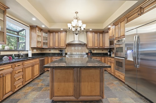 Spacious Mountain Getaway Game Room & Gazebo 5 Bedroom Villa