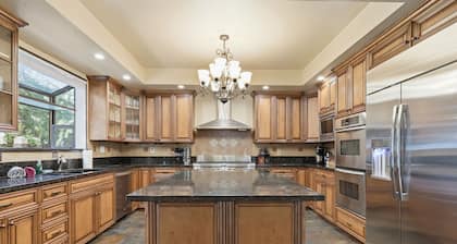 Spacious Mountain Getaway Game Room & Gazebo 5 Bedroom Villa