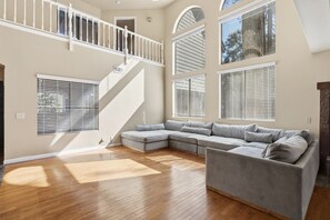 Villa, 5 Bedrooms | Living area