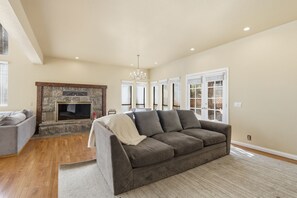 Villa, 5 Bedrooms | Living area