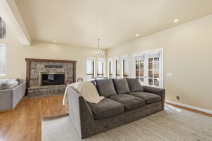 Villa, 5 Bedrooms | Living area