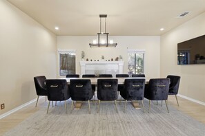 Villa, 5 Bedrooms | Dining