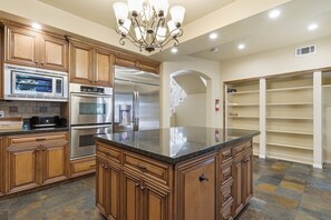 Villa, 5 Bedrooms | Private kitchen | Fridge, oven