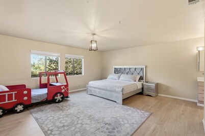 Spacious Mountain Getaway Game Room & Gazebo 5 Bedroom Villa