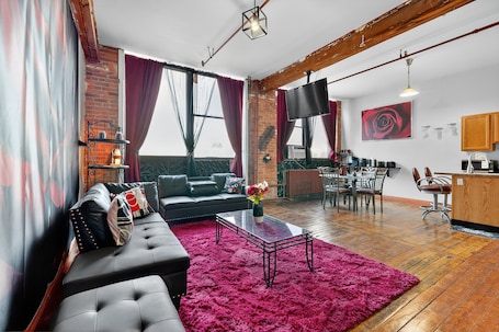 Smart TV. Beautiful 'rose Themed' Loft Near Downtown Detroit 1 Bedroom Apts