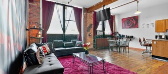 Beautiful 'rose Themed' Loft Near Downtown Detroit 1 Bedroom Apts