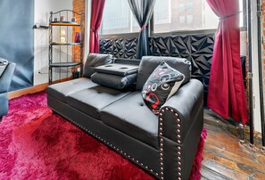 Apartment, 1 Bedroom | Ruang tamu | TV Pintar 