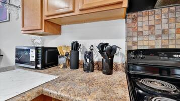 Apartment, 1 Bedroom | Private kitchen